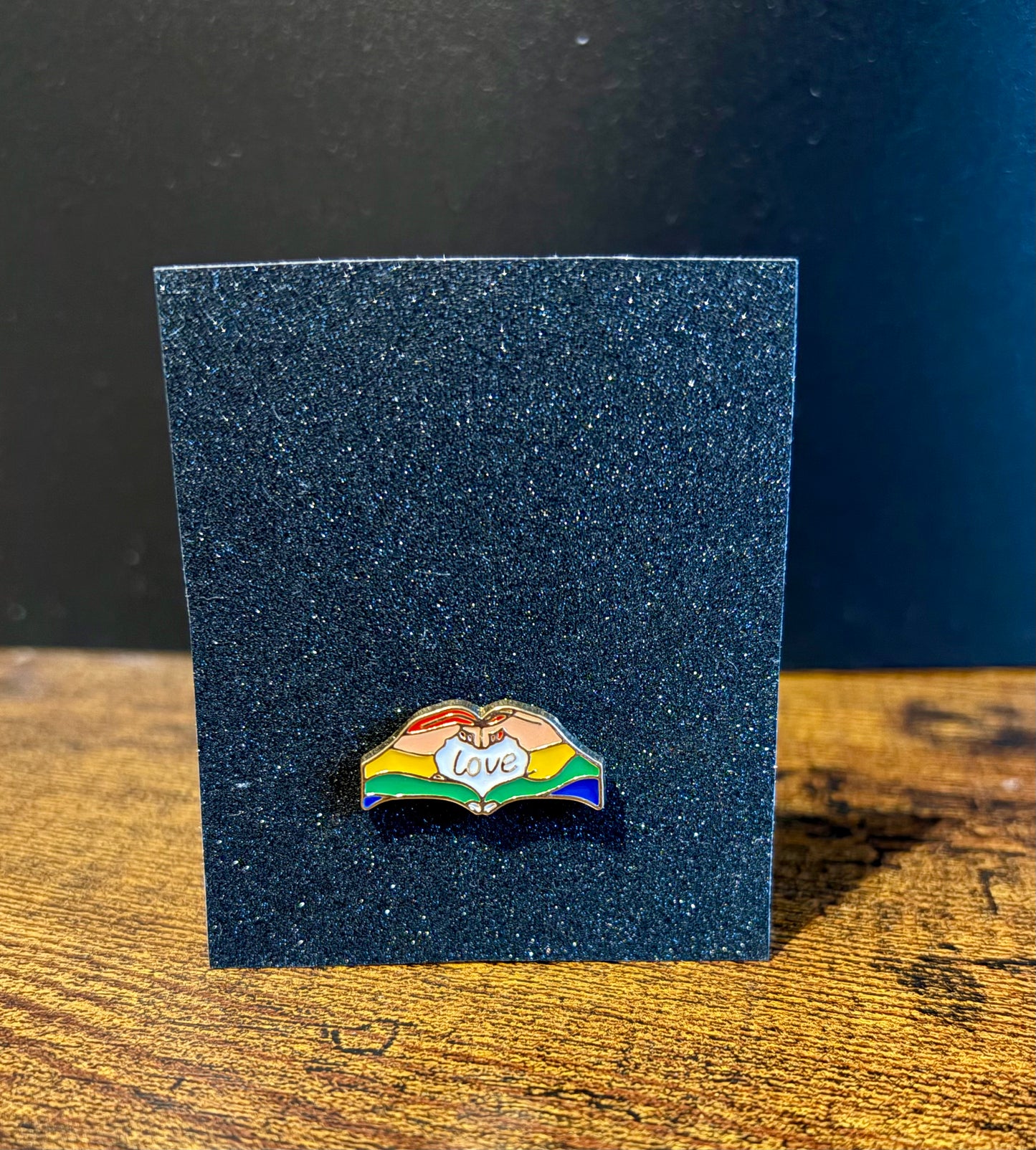 PRIDE LOVE HANDS PIN BADGE